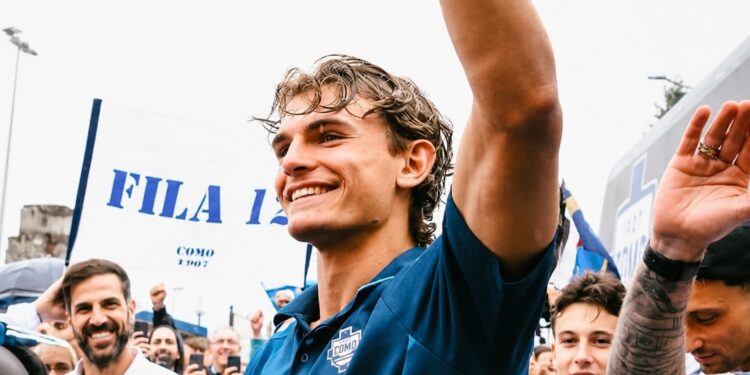 Cesc «reclama» al mundialista Nico Paz otro año más