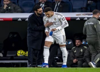 Mbappé y Arbeola en el campo