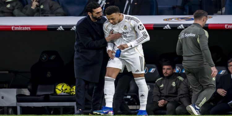 Mbappé y Arbeola en el campo