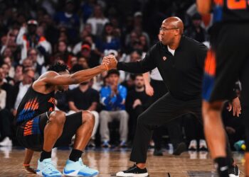Mike Brown ayudando a jugador
