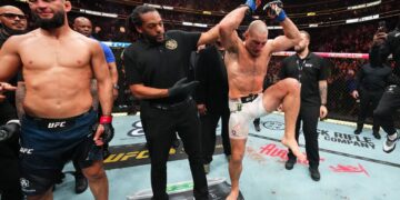 Strickland vence a Chimaev