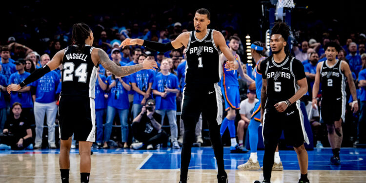 Wemby y Vassell juego 1 contra Thunder