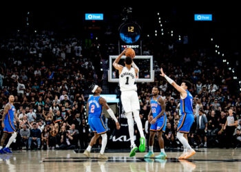 Wembanyama media cancha contra OKC