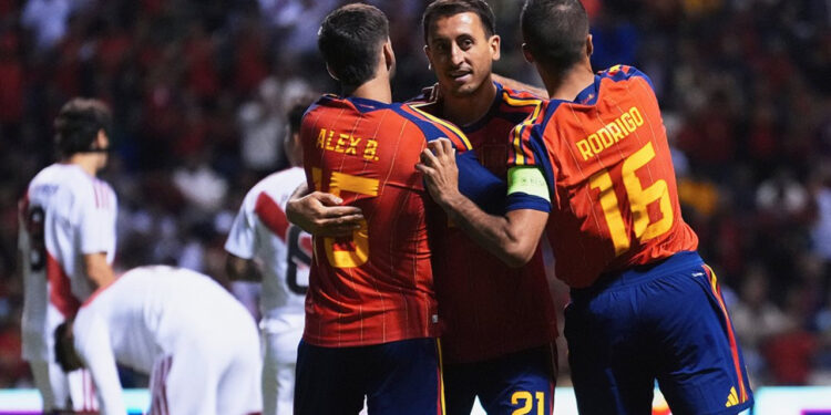 Álex Baena con la Selección Española en el partido frente a Perú / Fuente: Selección Española Masculina de Fútbol