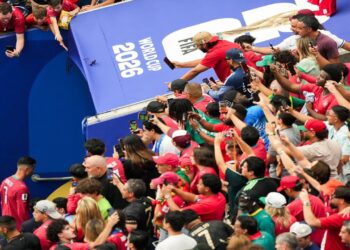 Cristiano Ronaldo se marcha entre miradas tras un final tenso de partido