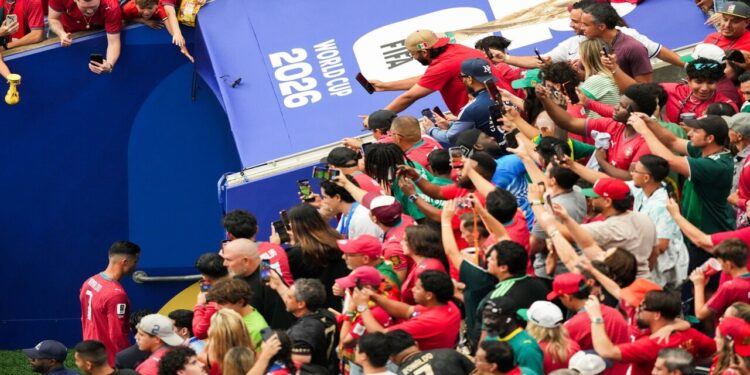 Cristiano Ronaldo se marcha entre miradas tras un final tenso de partido
