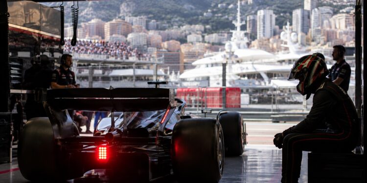 El panorama es crítico para el Checo Pérez tras las libres en Mónaco, el piloto tapatío necesita una vuelta perfecta el sábado para evitar el desastre