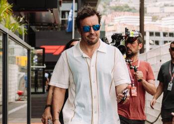Fernando Alonso llegando al GP de Mónaco 2026 / Fuente: Aston Martin Aramco F1 Team