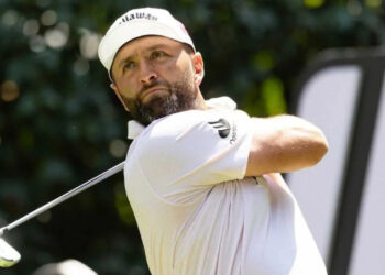 Jon Rahm ejecuta un golpe con máxima concentración