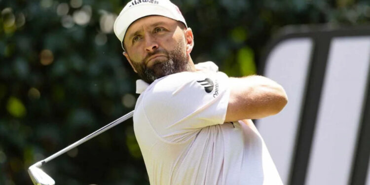 Jon Rahm ejecuta un golpe con máxima concentración