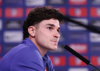 Julián Álvarez hablando con los medios en la sala de prensa del Atlético de Madrid / Fuente: Atlético de Madrid