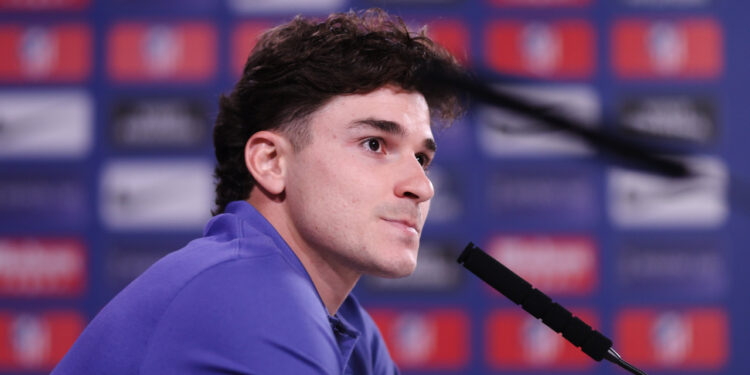 Julián Álvarez hablando con los medios en la sala de prensa del Atlético de Madrid / Fuente: Atlético de Madrid