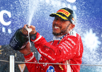 Lewis Hamilton celebrando la victoria del GP de Barcelona-Catalunya / Fuente: Fórmula 1