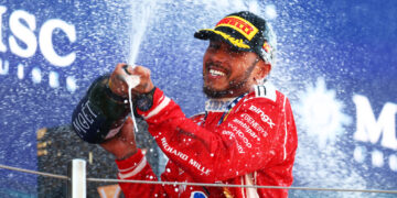 Lewis Hamilton celebrando la victoria del GP de Barcelona-Catalunya / Fuente: Fórmula 1
