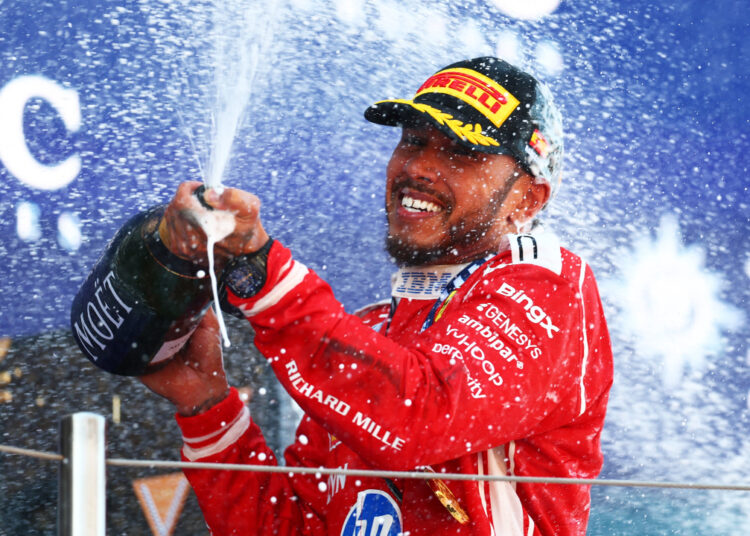 Lewis Hamilton celebrando la victoria del GP de Barcelona-Catalunya / Fuente: Fórmula 1