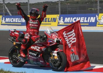 Marc Márquez celebra su victoria número 100 con una imagen para la historia