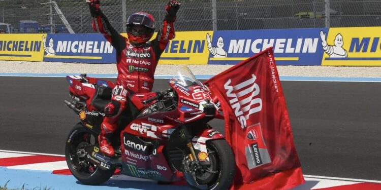Marc Márquez celebra su victoria número 100 con una imagen para la historia