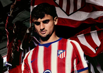 Marc Pubill con la nueva camiseta del Atlético de Madrid / Fuente: Atlético de Madrid