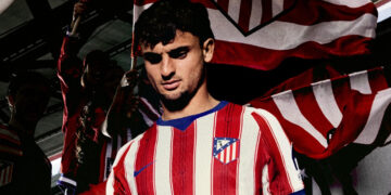 Marc Pubill con la nueva camiseta del Atlético de Madrid / Fuente: Atlético de Madrid