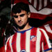 Marc Pubill con la nueva camiseta del Atlético de Madrid / Fuente: Atlético de Madrid