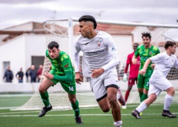 Mehdi Bouchedda, un lateral izquierdo con ambición y recorrido internacional