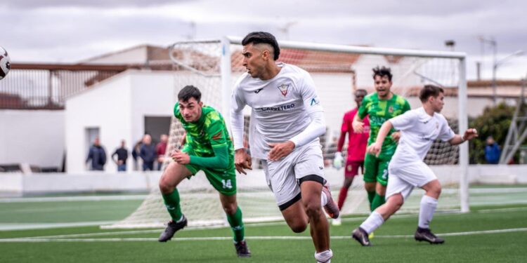 Mehdi Bouchedda, un lateral izquierdo con ambición y recorrido internacional