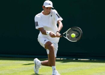 Rafa Jódar afina su golpeo en la hierba