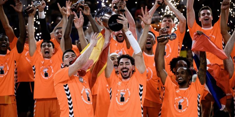 Celebración taronja con el título de la Liga Endesa