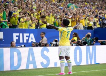 Vinicius celebrándolo con la afición