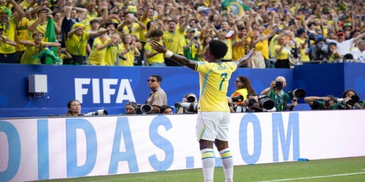 Vinicius celebrándolo con la afición