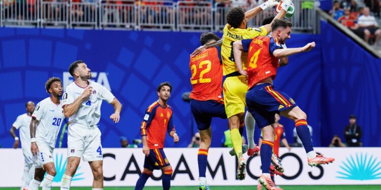 Córner de la selección española durante su empate ante Cabo Verde. | Foto: SEFútbol