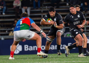 Ernesto Giúdice apoya el try del triunfo para Dogos XV ante Capibaras XV en el Hipódromo de Rosario por el Super Rugby Americas