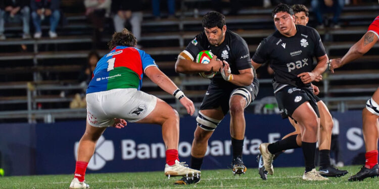 Ernesto Giúdice apoya el try del triunfo para Dogos XV ante Capibaras XV en el Hipódromo de Rosario por el Super Rugby Americas