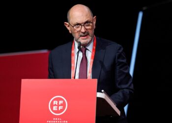 Louzán toma la palabra en un acto oficial de la RFEF