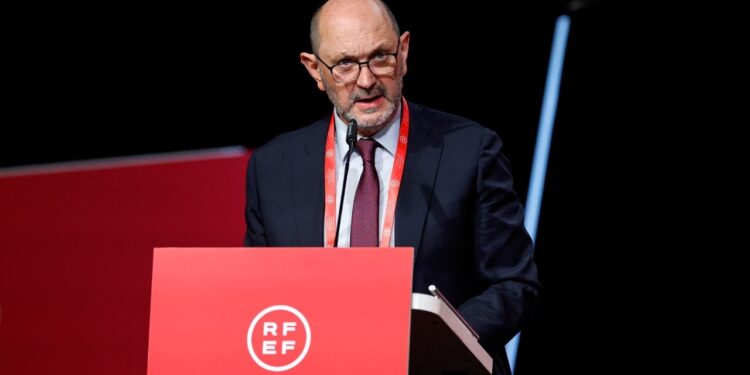 Louzán toma la palabra en un acto oficial de la RFEF
