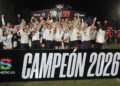El plantel de Pampas levanta el trofeo tras consagrarse campeón del Super Rugby Americas en Córdoba