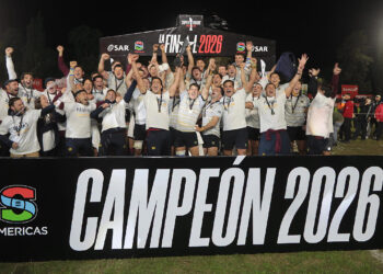 El plantel de Pampas levanta el trofeo tras consagrarse campeón del Super Rugby Americas en Córdoba
