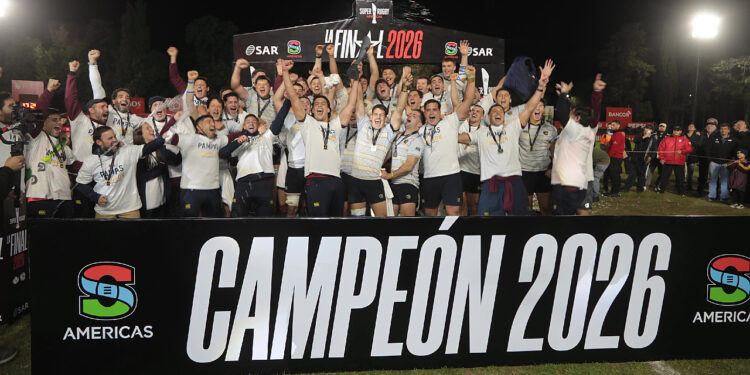 El plantel de Pampas levanta el trofeo tras consagrarse campeón del Super Rugby Americas en Córdoba
