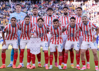 Los once jugadores de la selección paraguaya posan antes de enfrentar a Australia en el Mundial