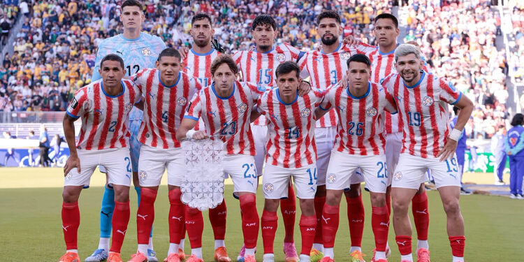 Los once jugadores de la selección paraguaya posan antes de enfrentar a Australia en el Mundial