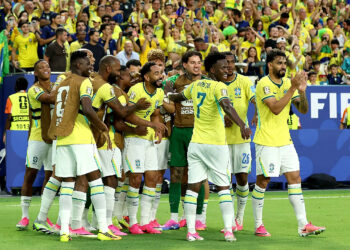 Vinicius Júnior celebra junto a sus compañeros uno de sus goles en la victoria de la selección brasileña frente a Escocia