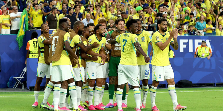 Vinicius Júnior celebra junto a sus compañeros uno de sus goles en la victoria de la selección brasileña frente a Escocia