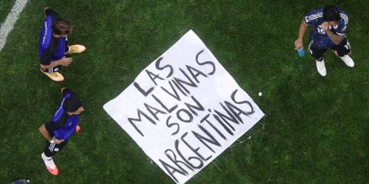 No fue un partido más: Argentina aplastó a Inglaterra y reclamó por las Malvinas