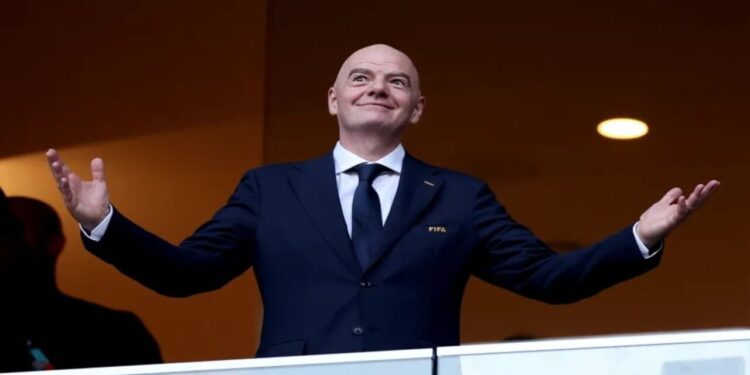 Infantino, en el centro de la polémica global