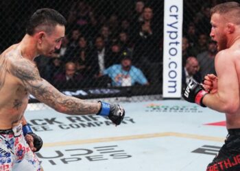 Holloway sobre apuntar al suelo con Conor