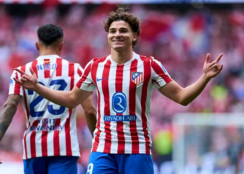 Julián Álvarez celebrando en el campo con los brazos levantados