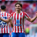Julián Álvarez celebrando en el campo con los brazos levantados