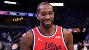 Kawhi Leonard es traspasado a Toronto luego de un sinfín de rumores sobre su futuro