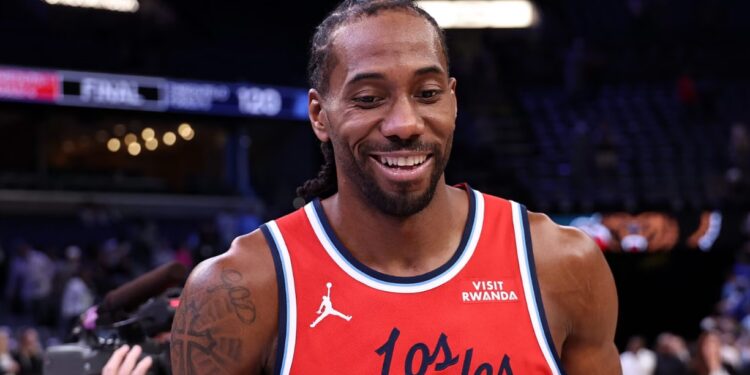 Kawhi Leonard es traspasado a Toronto luego de un sinfín de rumores sobre su futuro