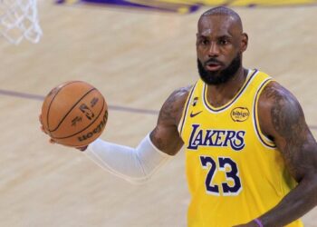 LeBron James se marcha de Lakers y reconstryuen su equipo